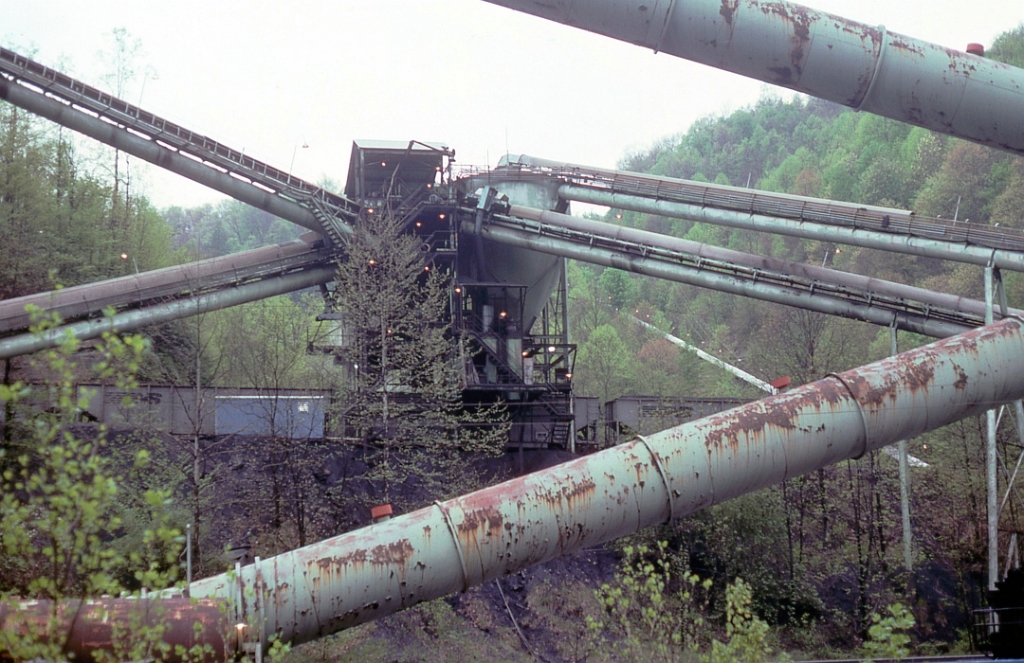 Coal prep plant loading a train